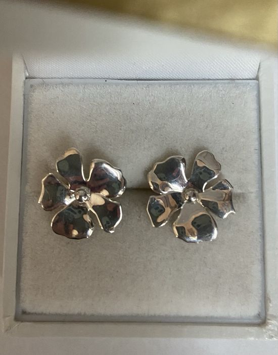 Cercei din argint in forma de floare