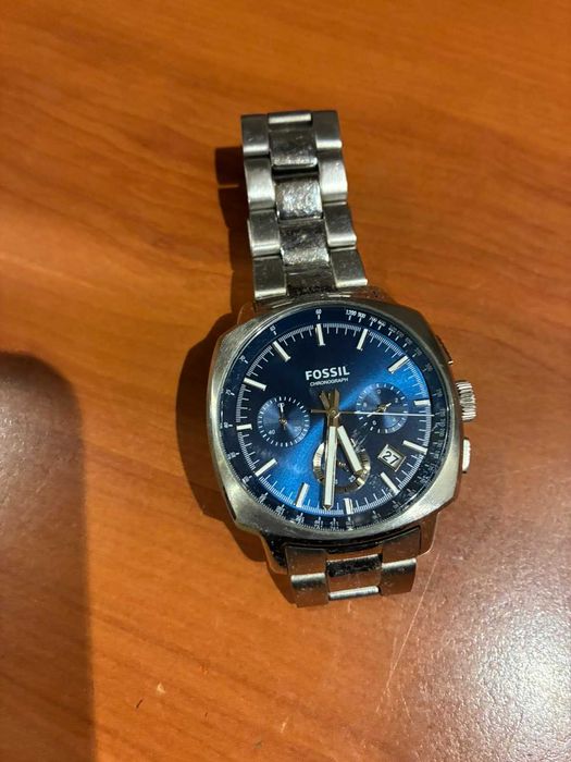 Продавам часовник Фосил много запазен