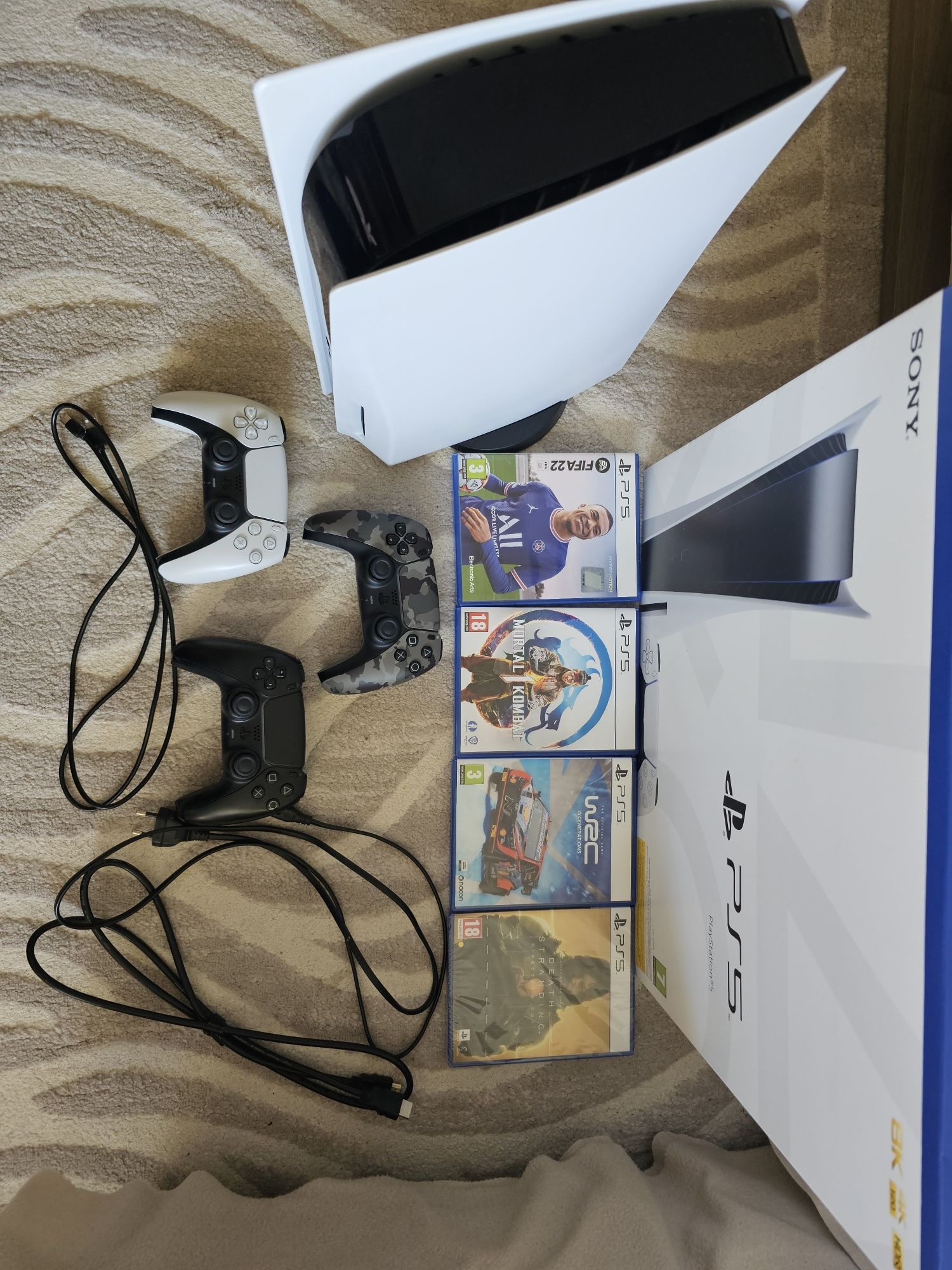 PS5 Standard disc edition + 4 игри и 2 джойстика