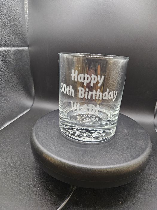 Персонализирана чаша за уиски.