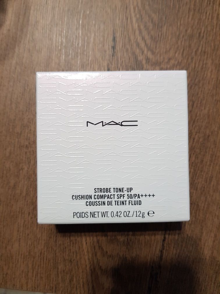 MAC crema iluminatoare Strobe Body Lotion