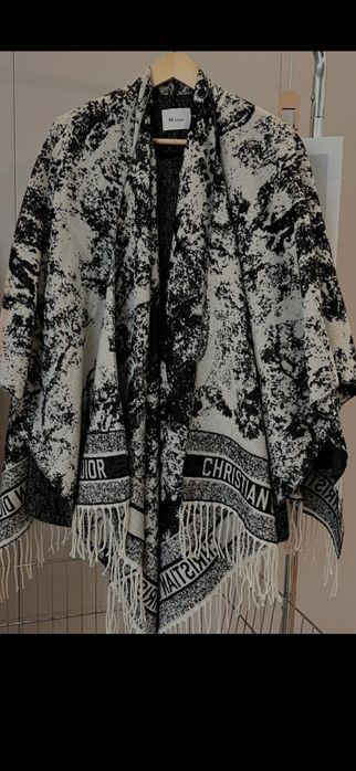 Poncho Christian Dior,model 2026-iarnă