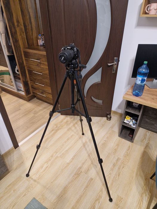 Nikon DSLR D3100 cu trepied