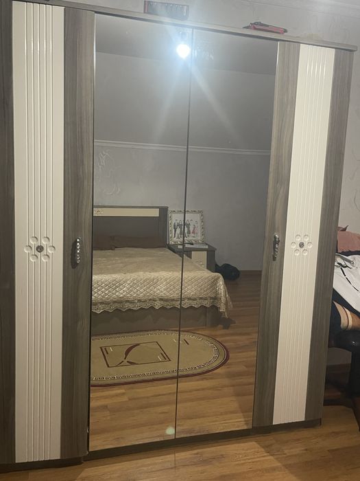 Продам  шкаф с туалетеым столиком