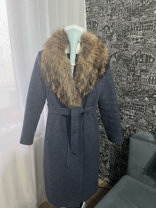 Продам зимнее пальто с натуральным мехом