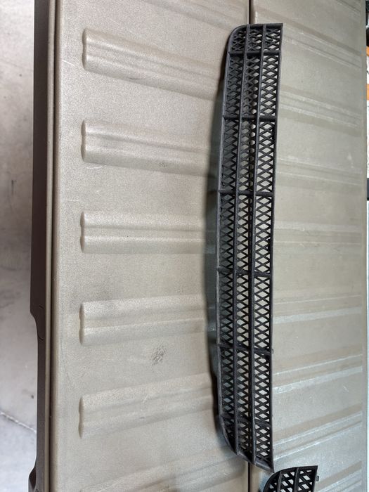 Volvo XC90 - декоративни лайсни за предната брона