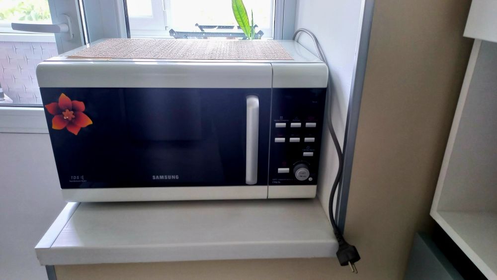 Микроволновка  SAMSUNG