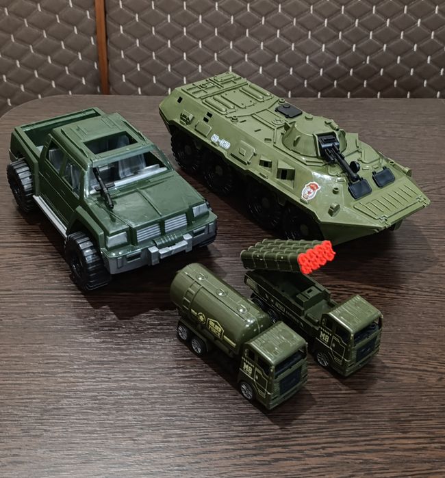 Машинки военные, кран с манипулятором