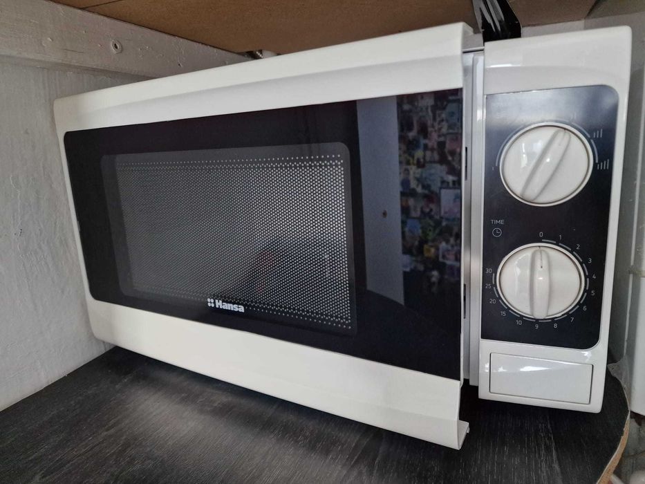 Cuptor cu microunde Hansa 17 l, 700 W, Alb