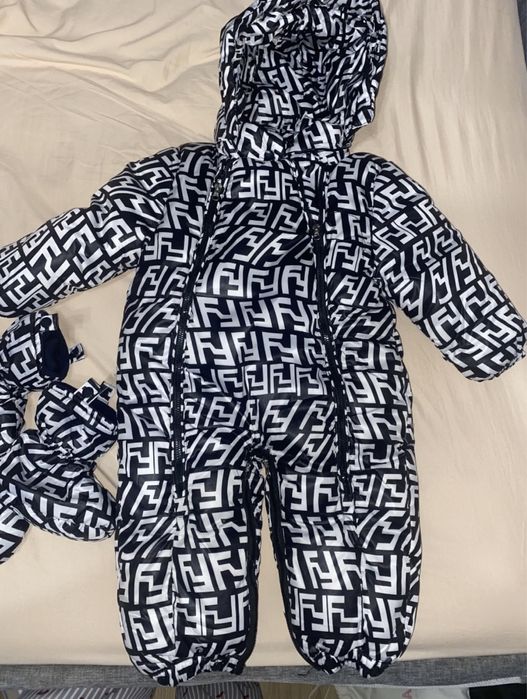 Зимний комбинезон+пинетки+варюшки