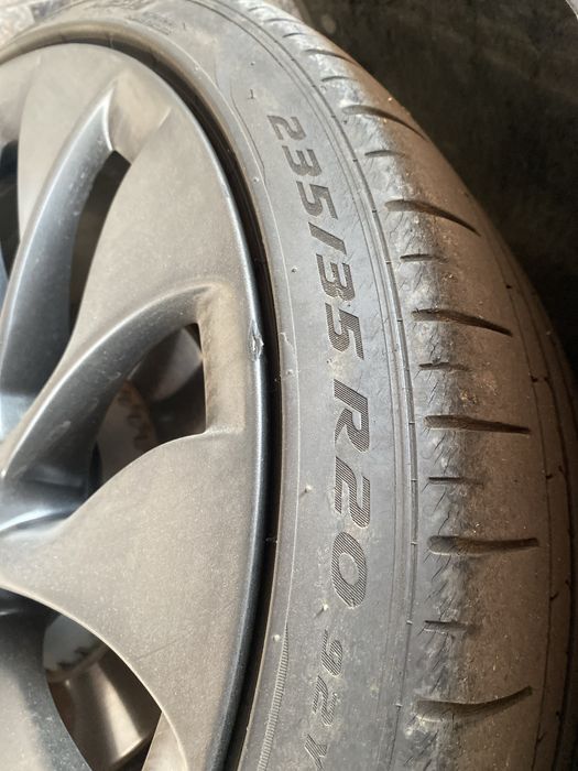 Продам летнюю резину Pirelli 235/35/20