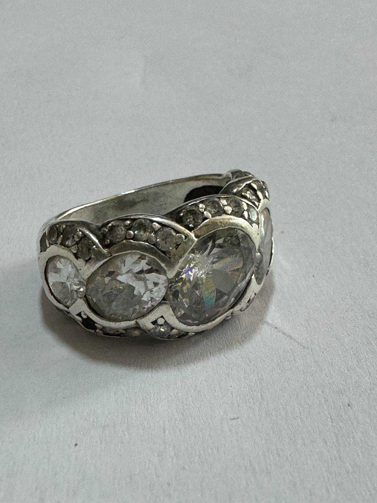 Продавам дамски сребърен пръстен с камъни