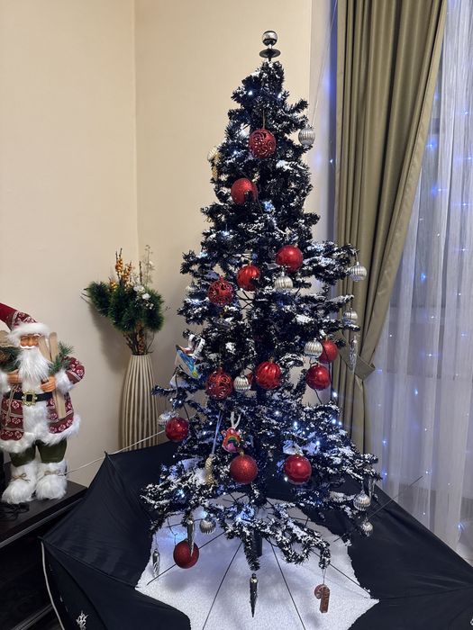 Продам елку,из нее идет снег