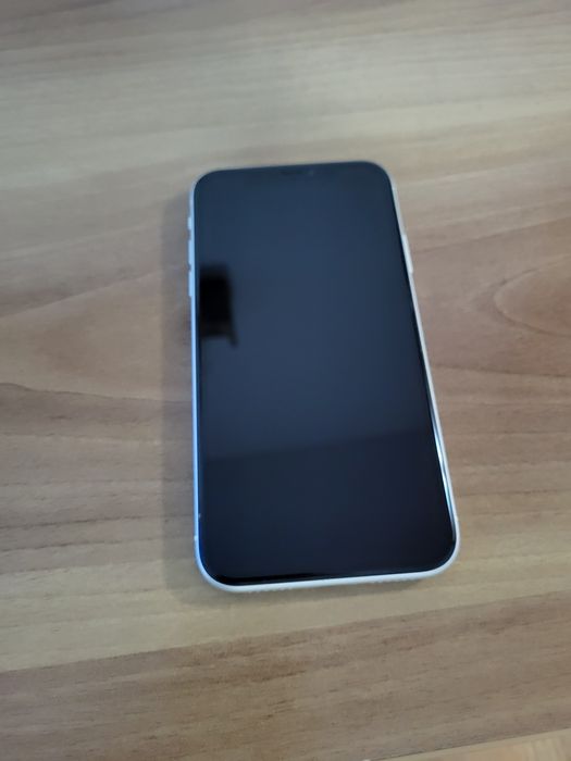 Vând Iphone 11 alb 128 Gb.