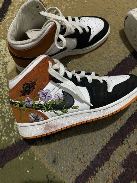 Vand jordan marimea 36 ii vand pentru ca ma strang