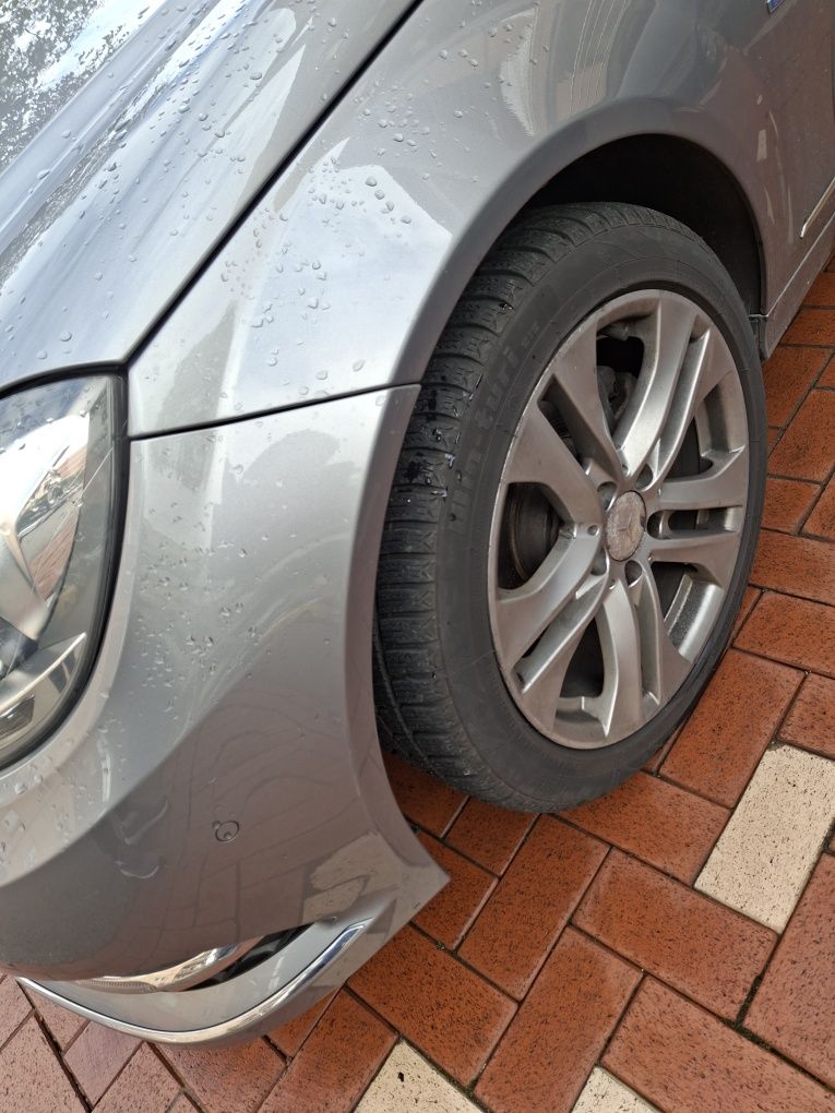 Vând Mercedes  C 220