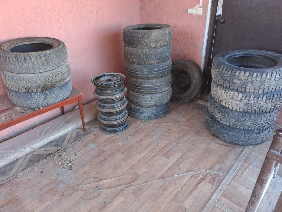 Покрышки,  шины.