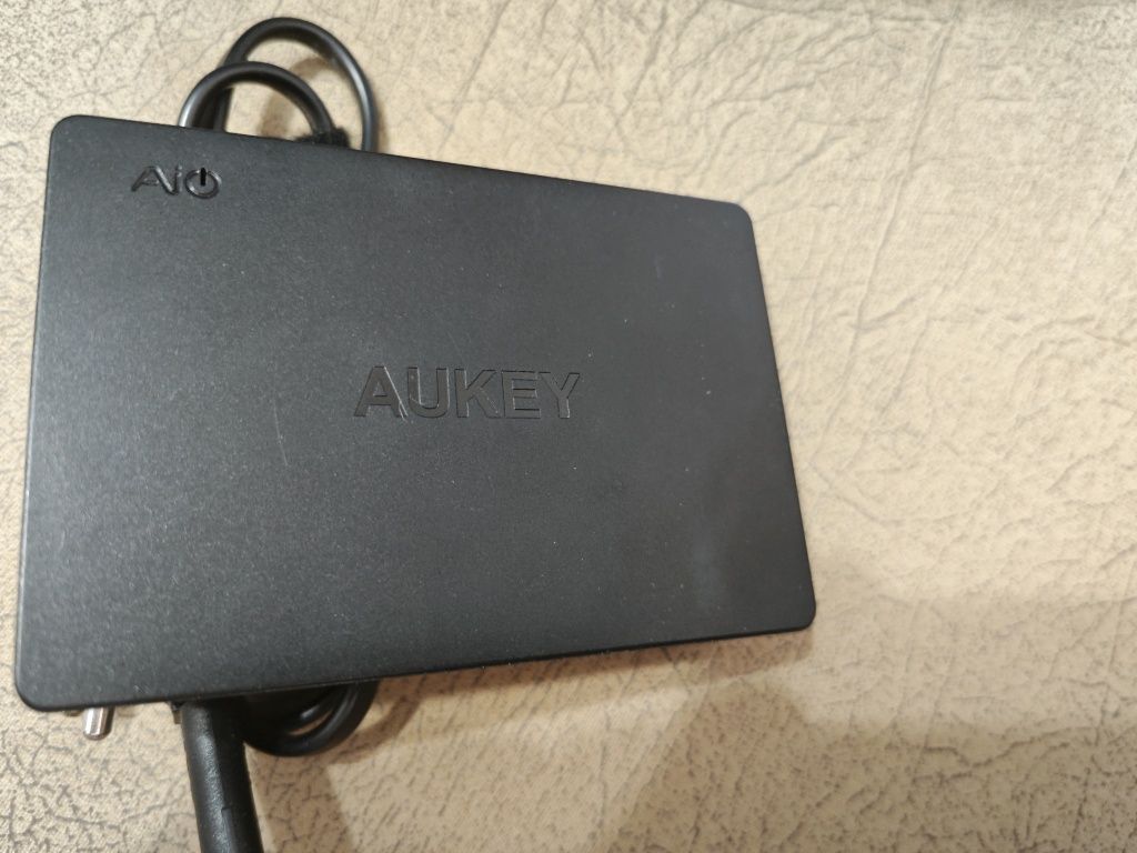 Продавам USB станция за зареждане Aukey-6 порта