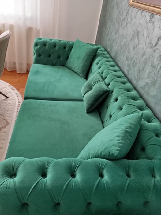 Canapea verde smarald, tip Chesterfield – ca nouă