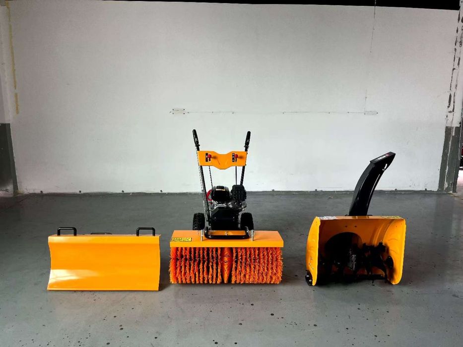 Уборочная машина 3-в-1 щётка, отвал, снегоуборщик