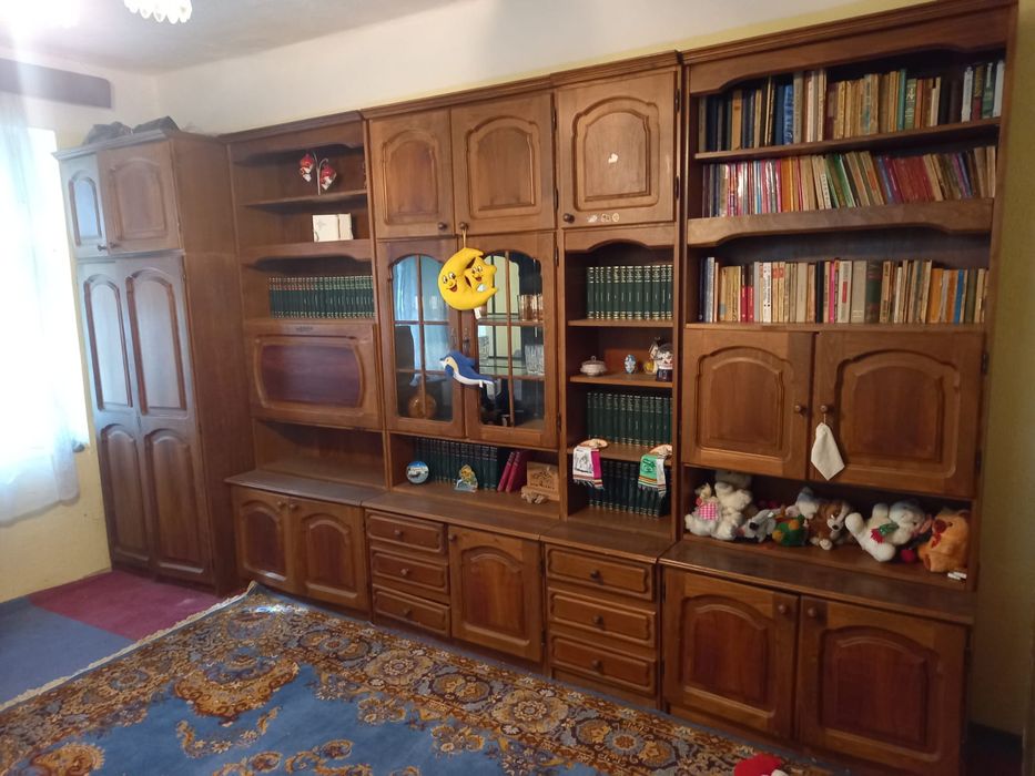 Mobila vintage din lemn de nuc