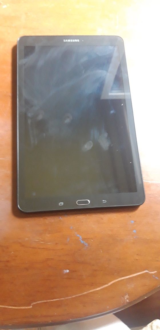 Vand telefoane și o tableta