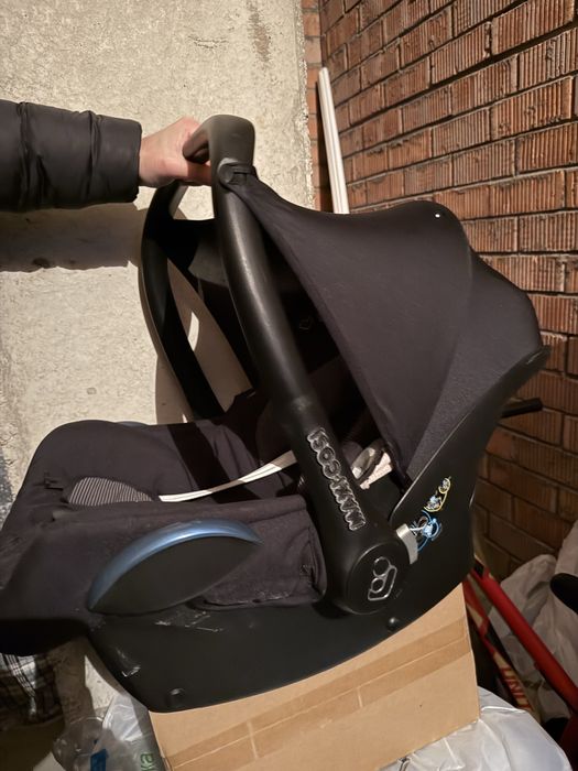 Продам автокресло Maxi cosi 0+