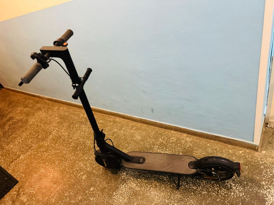 Електрическа тротинетка Xiaomi Mi Scooter Essentia+ПОДАРЪК