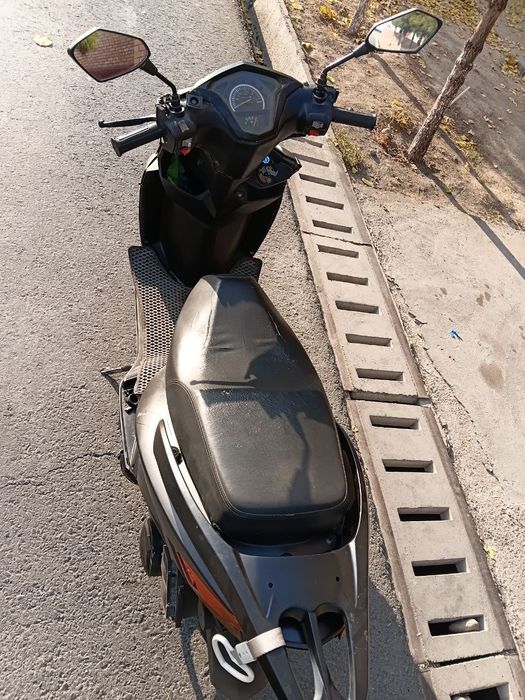 Skuter sotiladi mustang