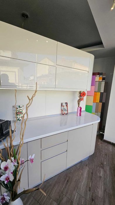 Mobila Bucatarie curbata din MDF vopsit L 2.40 ml /1.80 ml - 2000 euro