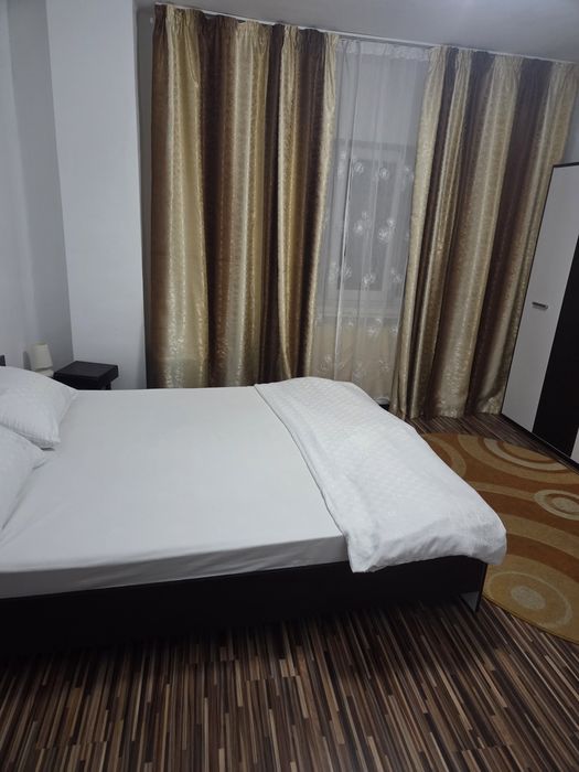 Închiriez, in regim hotelier, apartament cu  3 camere complet mobilat