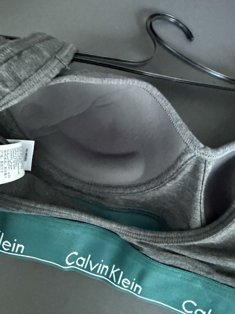 Спортен сутиен с повдигащ ефект Calvin Klein /M, L/