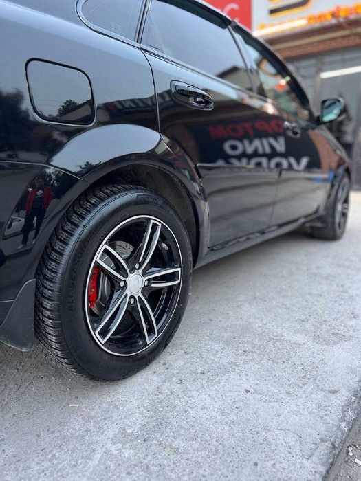 Энтузиасты автомобильного тюнинга.