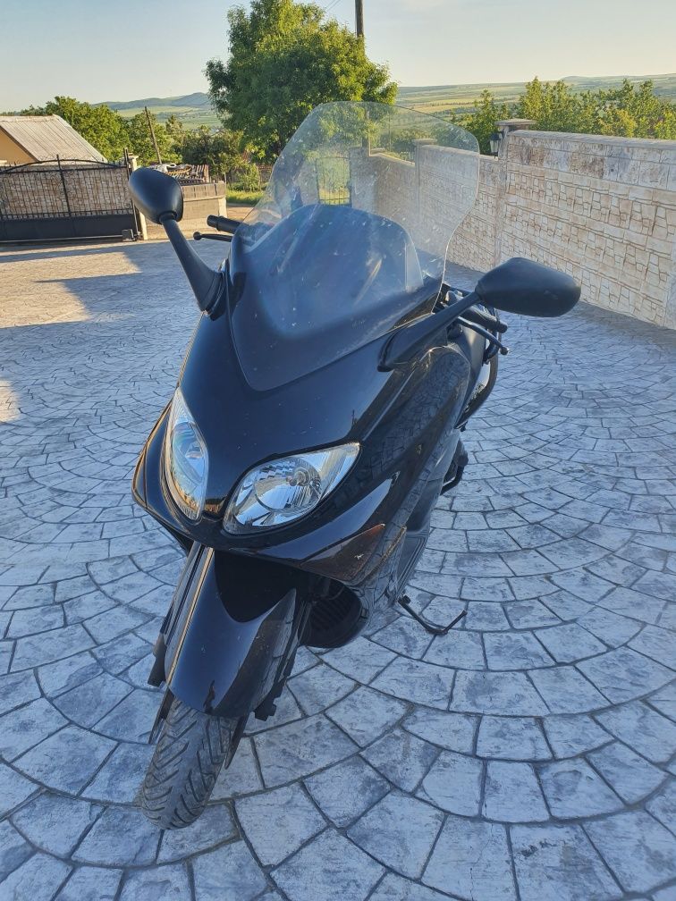 Страхотен Yamaha T max