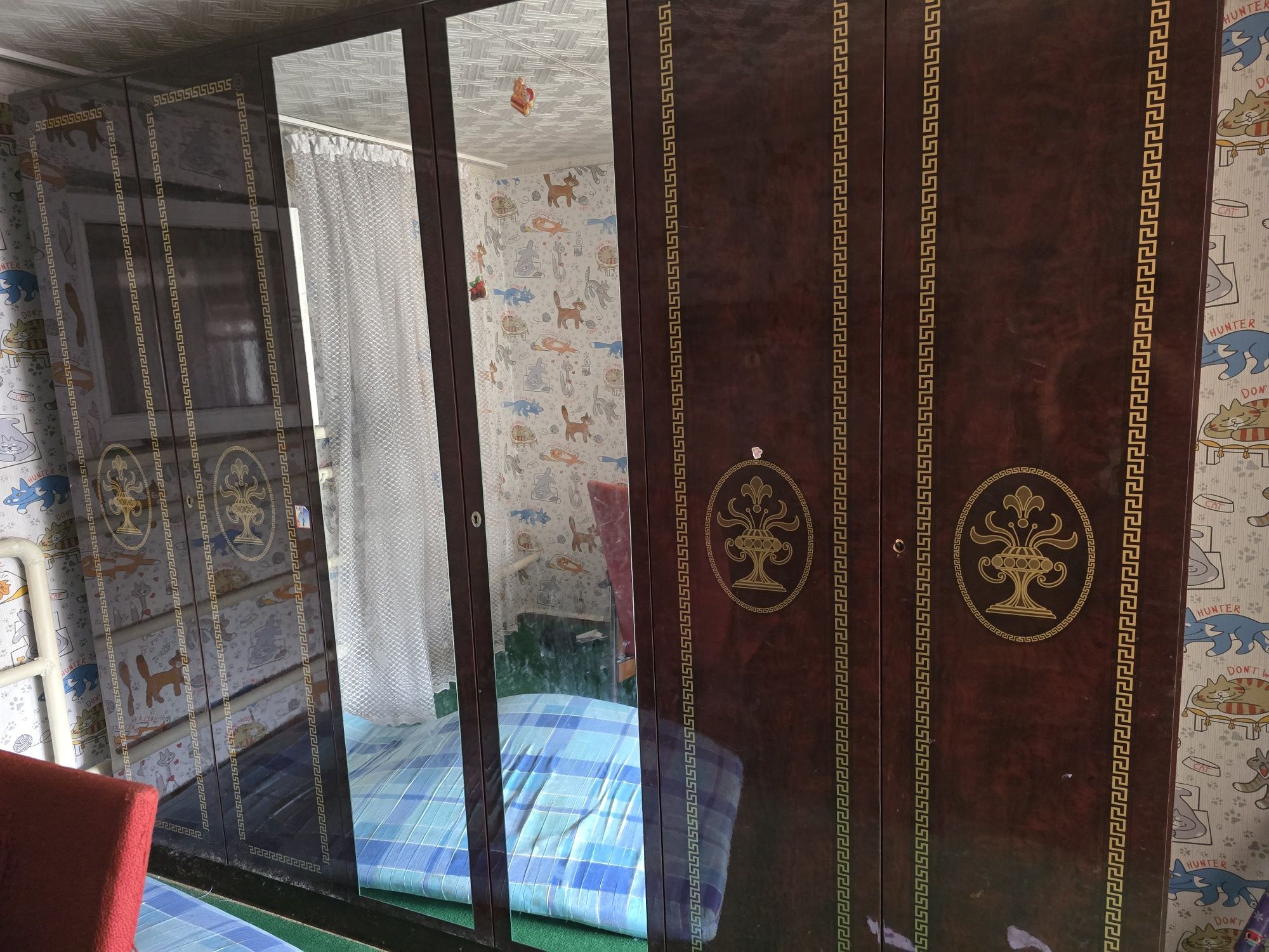 Стол, стулья, шифанер, мебель