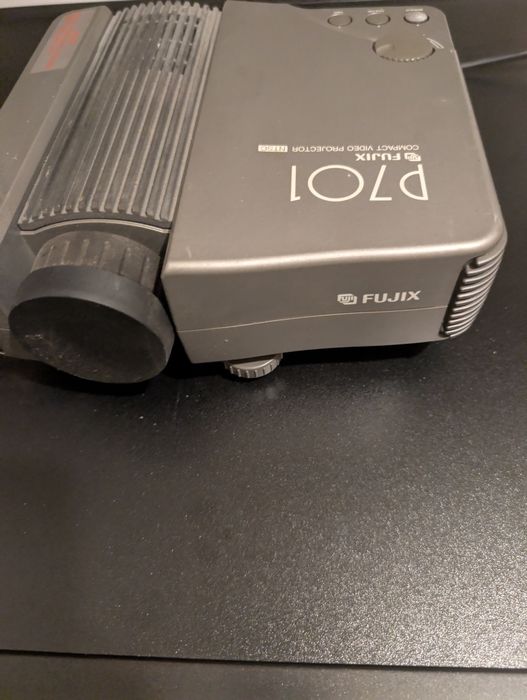 EXCLUSIV Proiectorul video compact FujiX P701