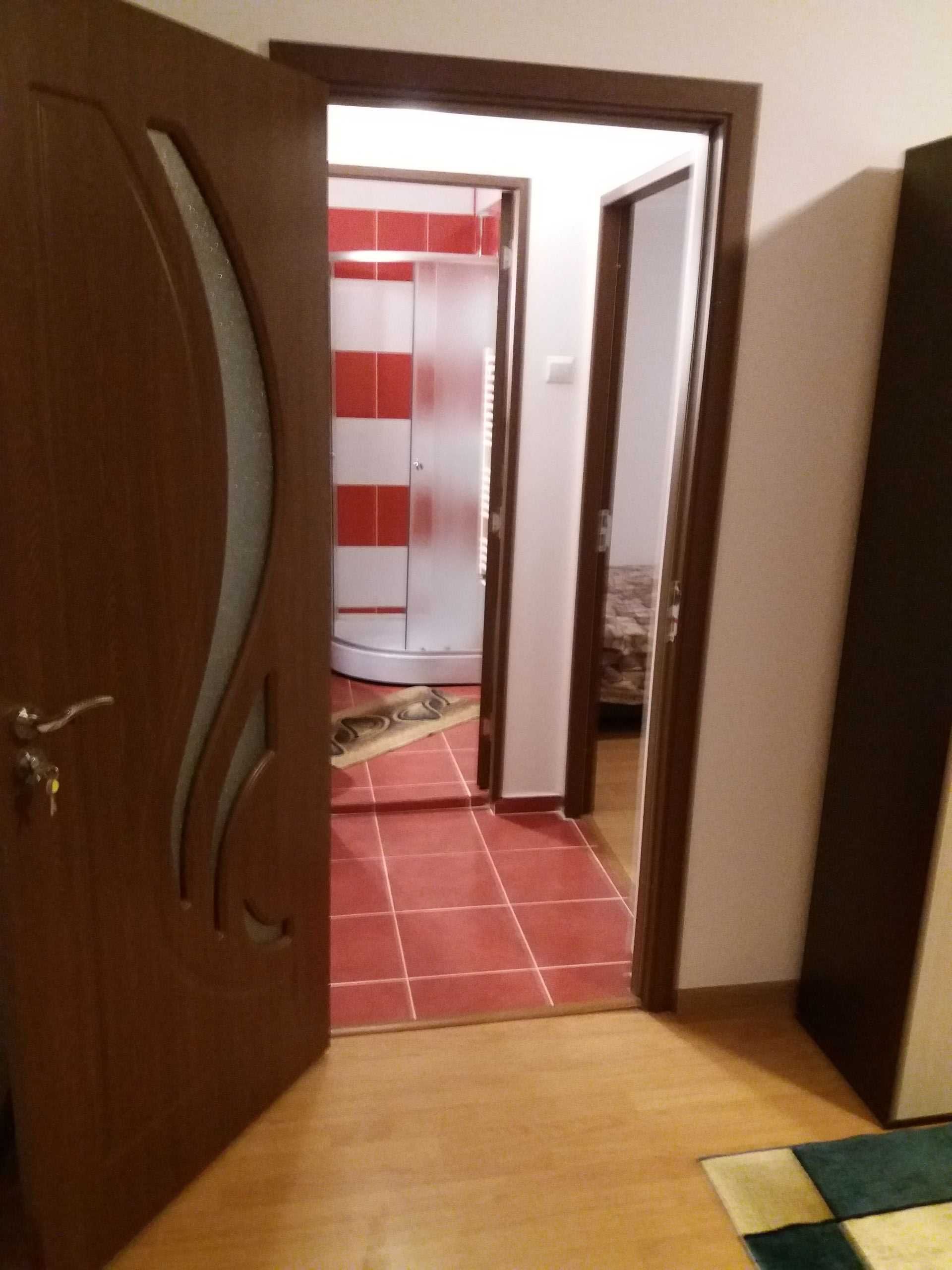 Camera de inchiriat la apartament cu 3 camere.