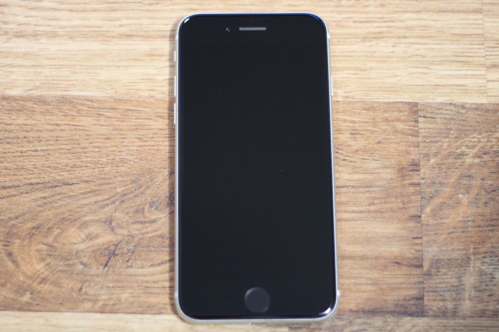 iPhone SE 3 – Бял, 64GB | Отлично състояние + оригинален кабел