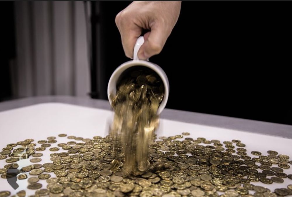 Монеты номиналом 100 и 200 тенге