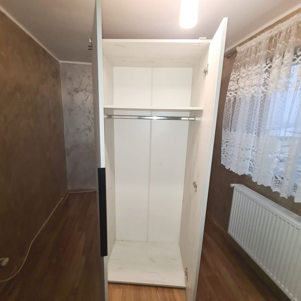 Dulapul alb 2 uși
Dimensiuni 180x80x53.
Nu asigu