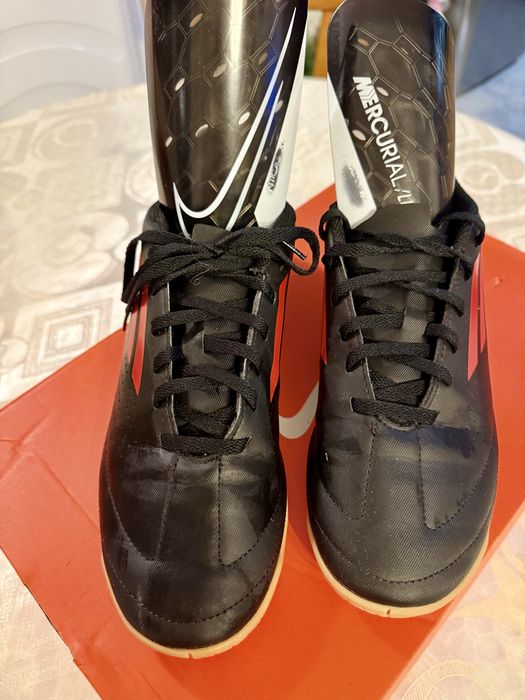 Спортни / футболни обувки ADIDAS + 2 корѝ подарък