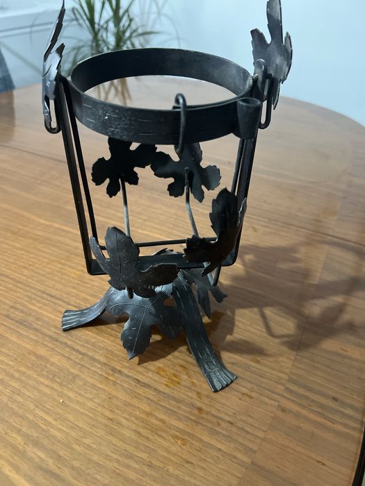 Suport pentru sticlă de vin din fier forjat – 24 cm, decor cu frunze