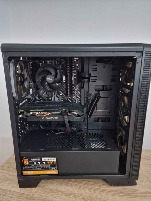 Vând unitate de gaming