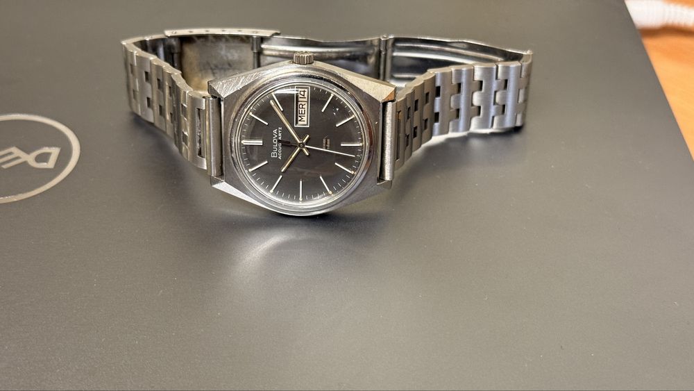 Bulova Accutron Accuquartz cu mecanism calibrul 2242,