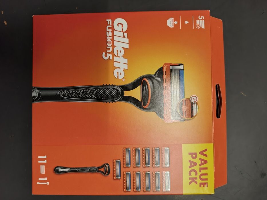 Set promo 11 lame Gillette Fusion + aparat de ras