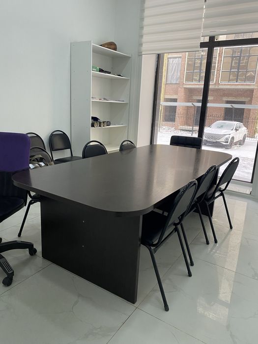 Конференц-стол офисный. Выглядит достойно. Размер: 2,4 х 2,10