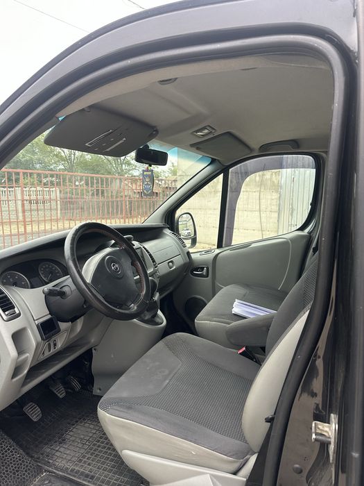 Opel Vivaro 8+1 locuri extra lung si clima pe spate
