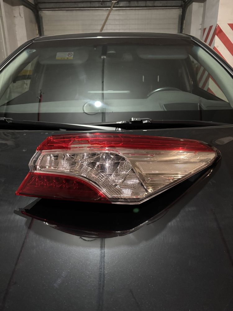 Продам Оригинальную правую фару и задний фонарь от Тойоты Camry 70