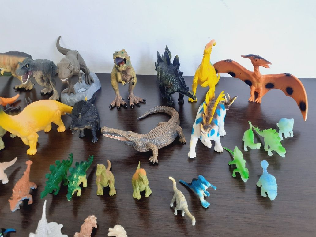 Diverse figurine dinozauri