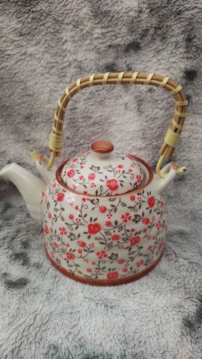 Порцеланов чайник и чаша с капак